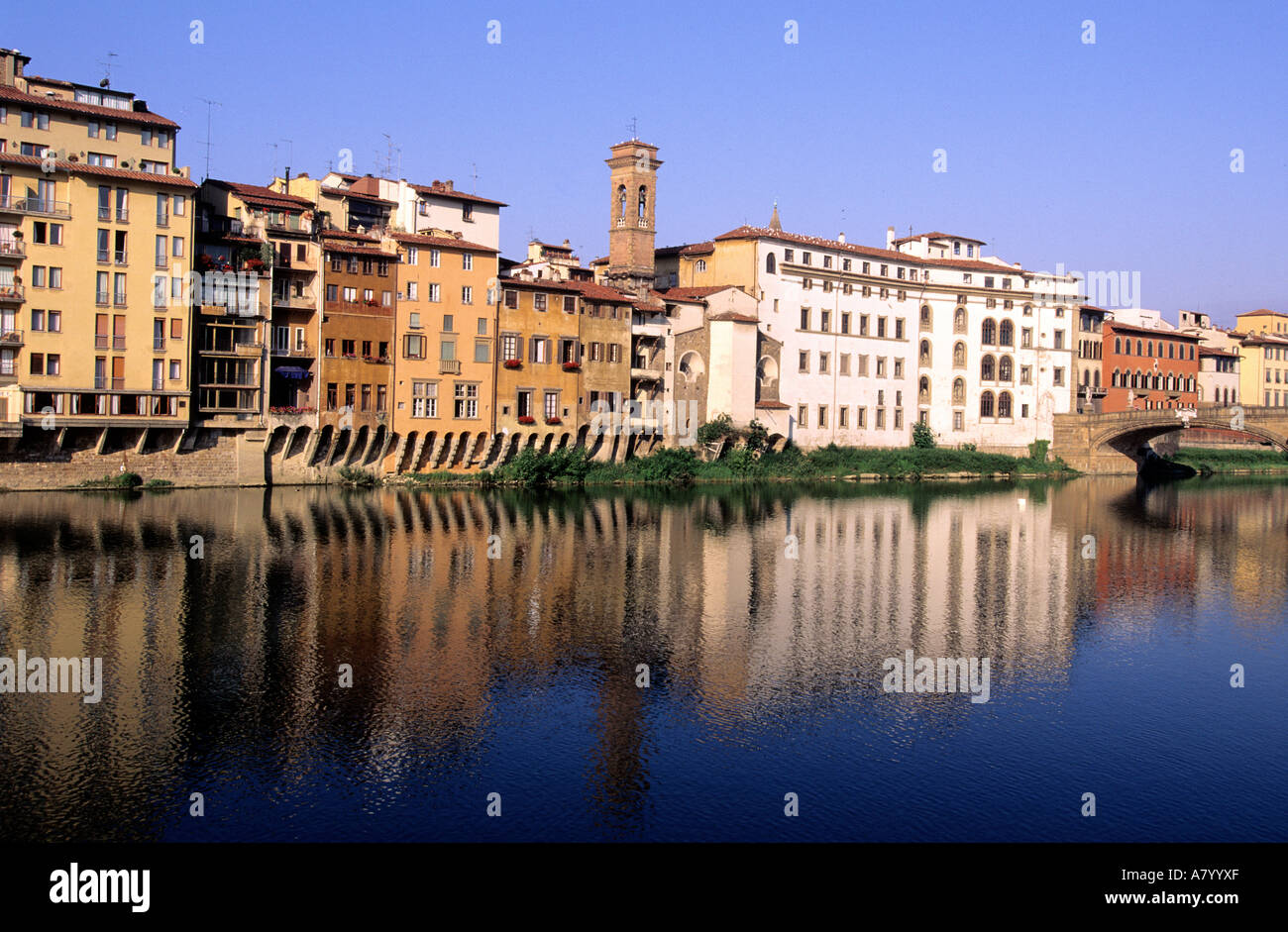 L'Italia, Toscana, Firenze, Via Borgo San Jacopo lungo il fiume Arno Foto Stock