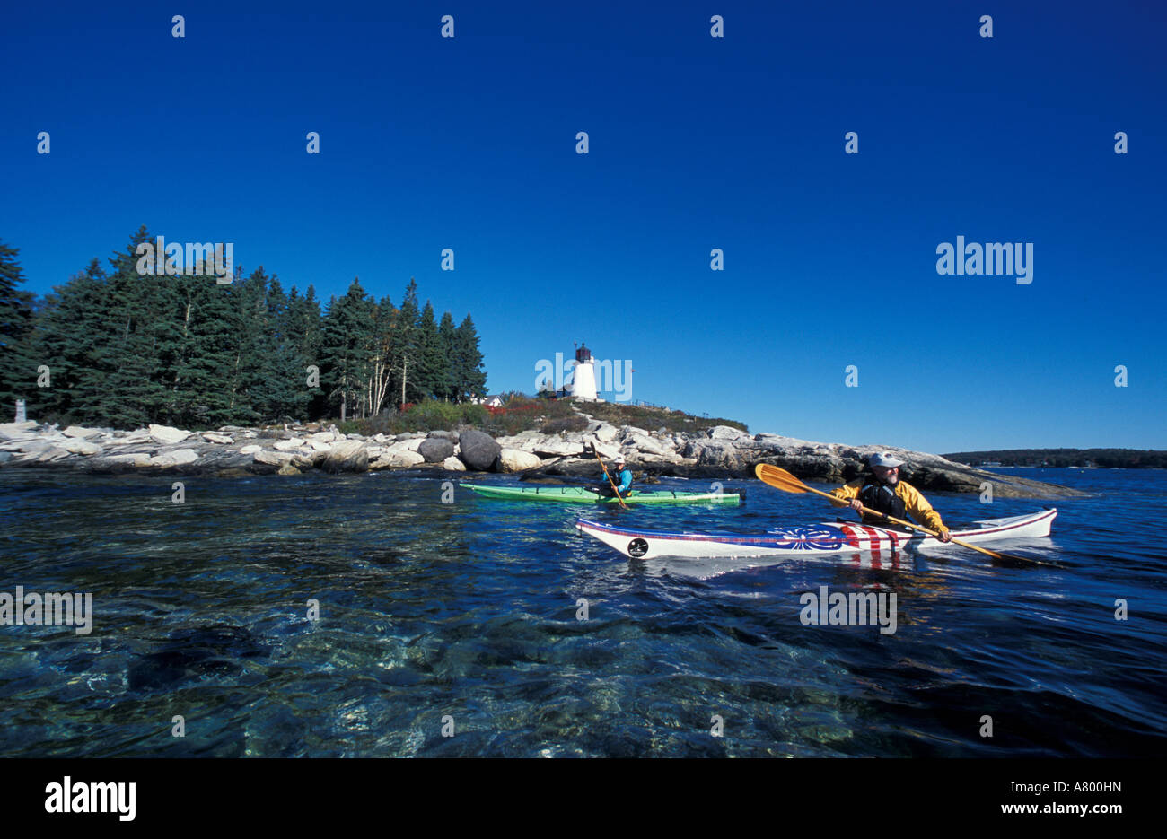 Isola di Southport, ME. Il kayak accanto a bruciato isola in Midcoast Maine. Boothbay Harbor. Bruciò Island Lighthouse. (MR) Foto Stock