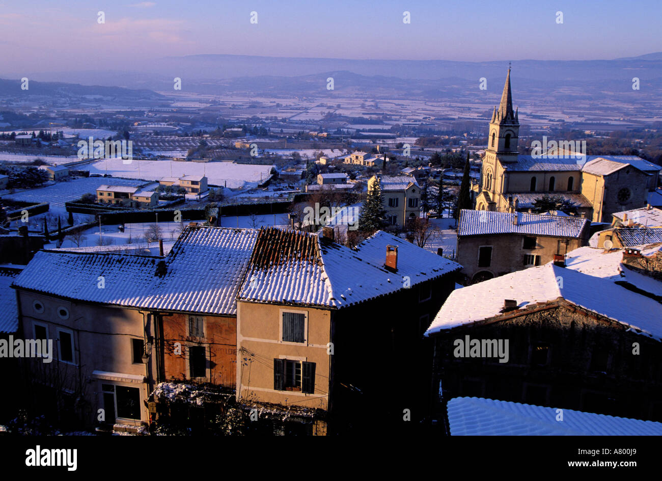 Francia, Vaucluse, Luberon regione, Bonnieux villaggio sotto la neve Foto Stock