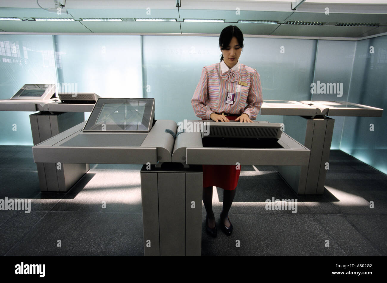 Cina, Hong Kong, aeroporto Chek Lap Kok, passeggero check in Foto Stock