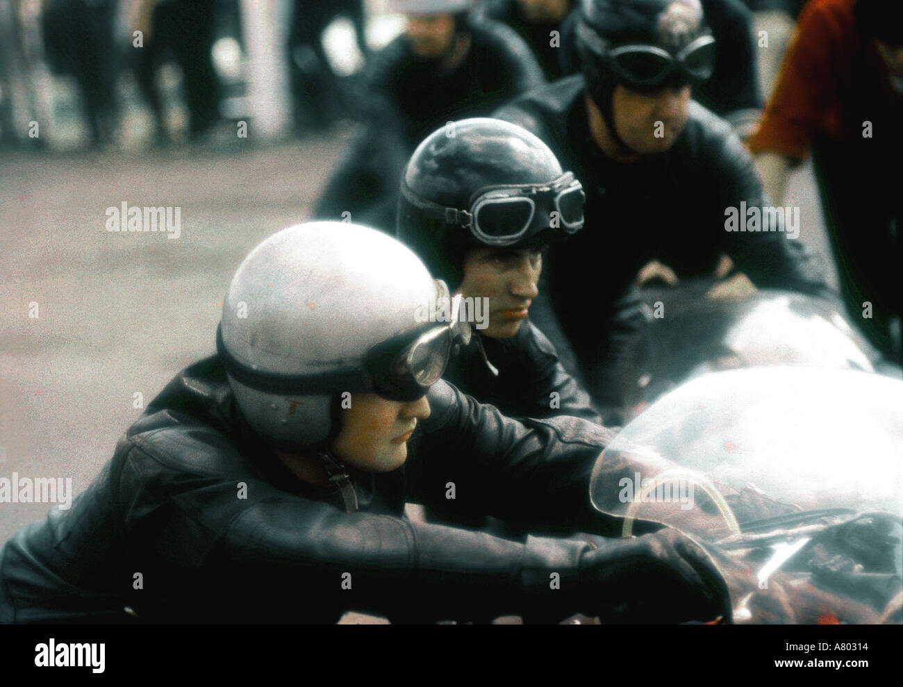 Due sidecar racers preparare per il classico moto racing a Brands Hatch Regno Unito circa 1965 Foto Stock