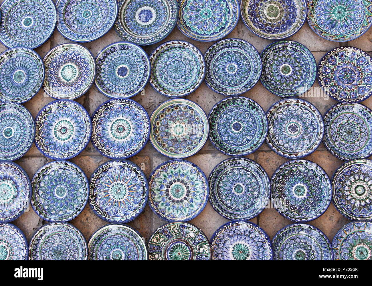 Uzbekistan, tradizionalmente piatti dipinti a bancarella di strada Foto Stock