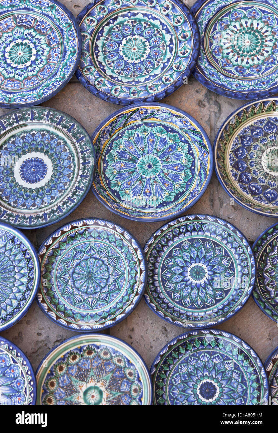 Piatti dipinti a bancarella di strada, Bukhara Foto Stock