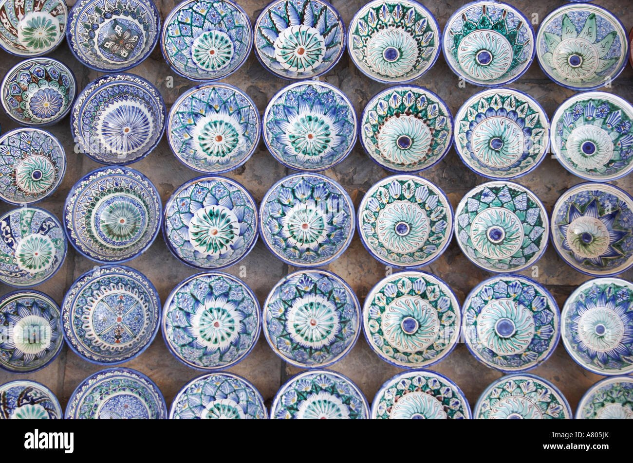 Tradizionalmente verniciati bocce in stallo di strada Foto Stock