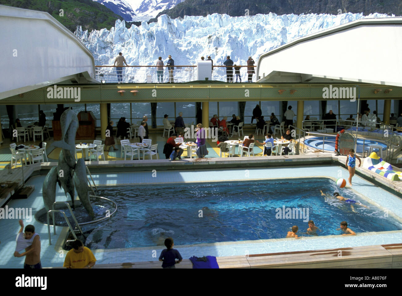 Holland America Cruise Lines Veendam passeggeri si radunano attorno alla piscina di fronte del ghiacciaio Margerie Parco Nazionale di Glacier Bay Alaska Foto Stock