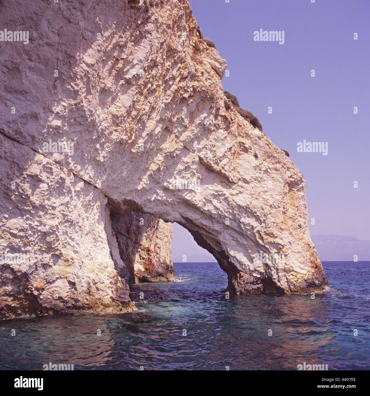 Consente di visualizzare a livello del mare attraverso la spettacolare mare costiero arcate di Schinari sulla costa nord est dell'isola di Zante Le Isole greche Foto Stock