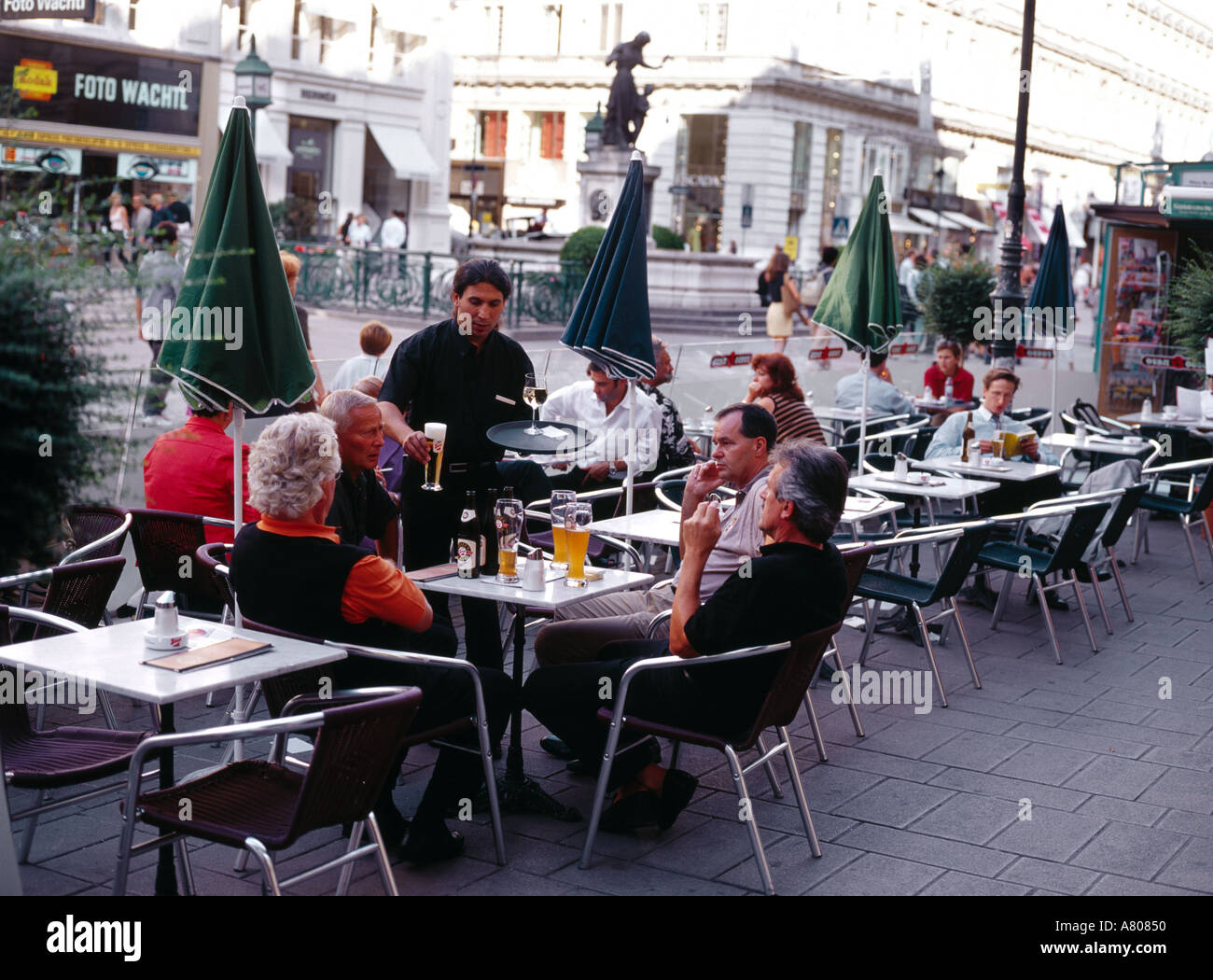 Street café di Graben la strada pedonale principale di Vienna Austria Foto Stock