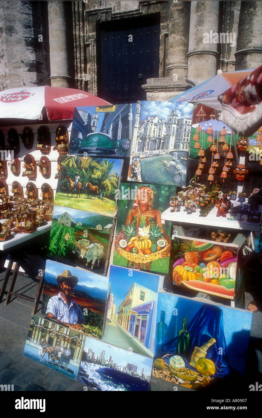 Dipinti e negozio di souvenir in vendita in Plaza de la Catedral de l'Avana Vecchia Cuba West Indies Foto Stock