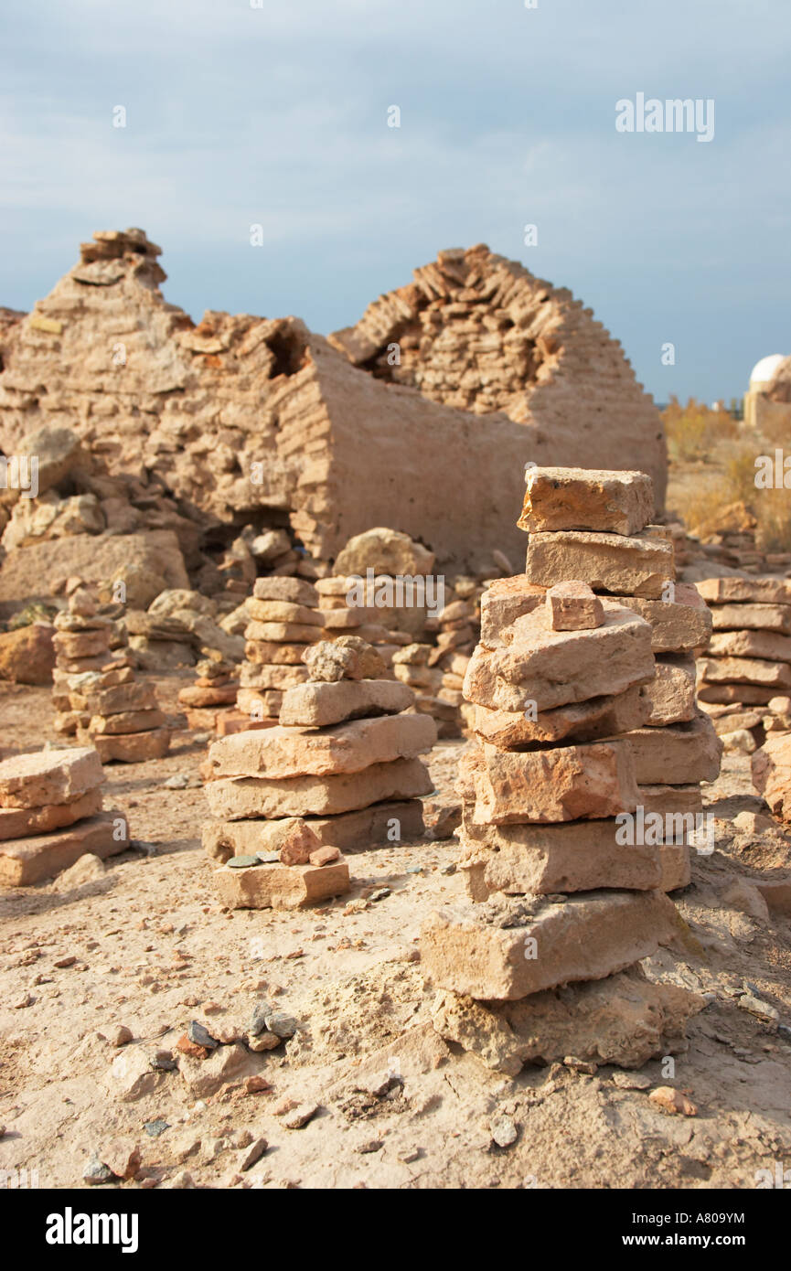 Uzbekistan, mattoni come offerta al cimitero Foto Stock