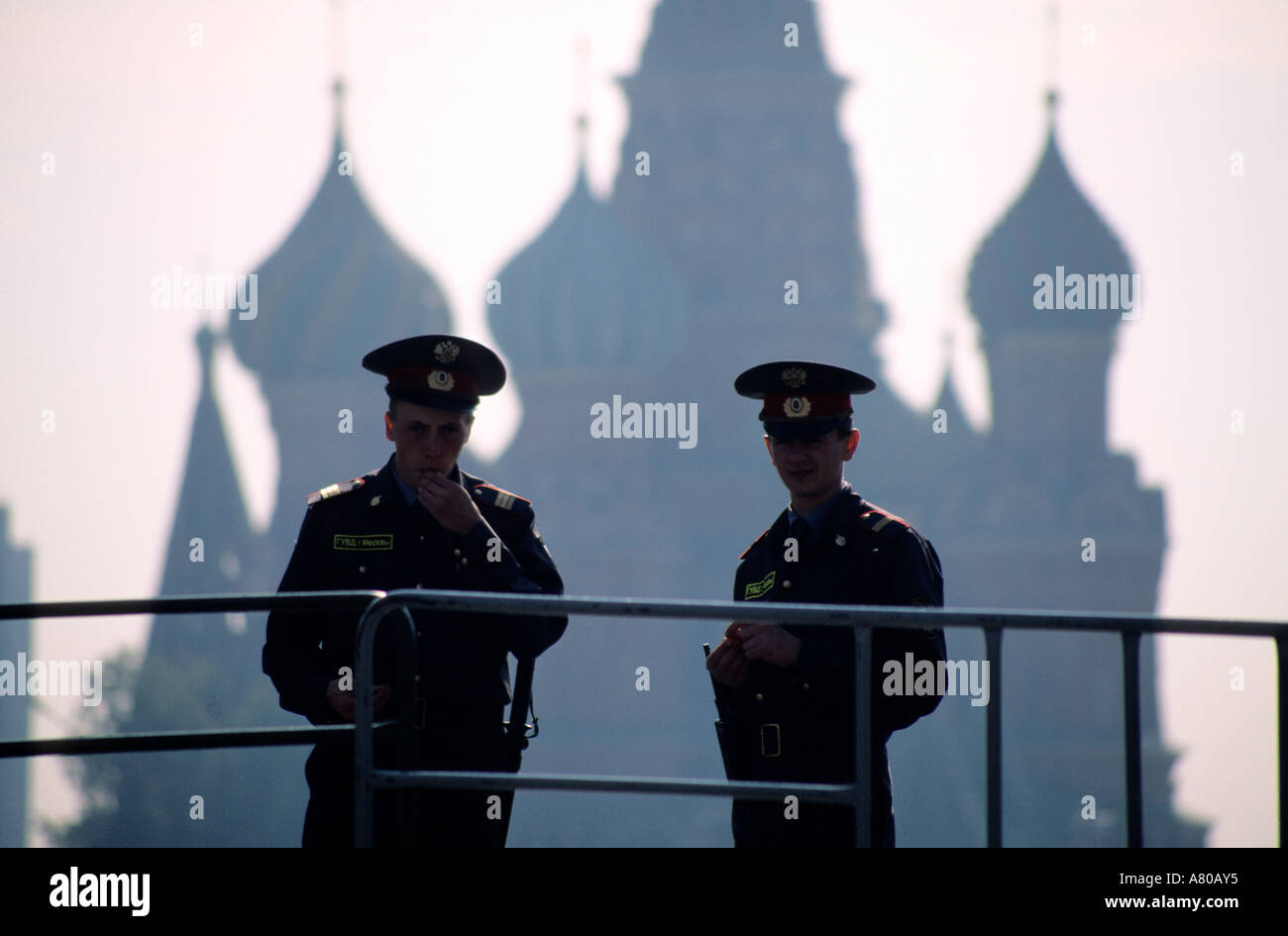 La Russia, Mosca, poliziotti il quadrato rosso con il san Basilio cattedrale in background Foto Stock
