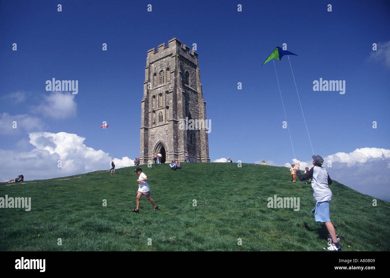 Le persone che giocano su Glastonbury Tor vicino a Glastonbury nel Somerset Inghilterra Gran Bretagna Foto Stock