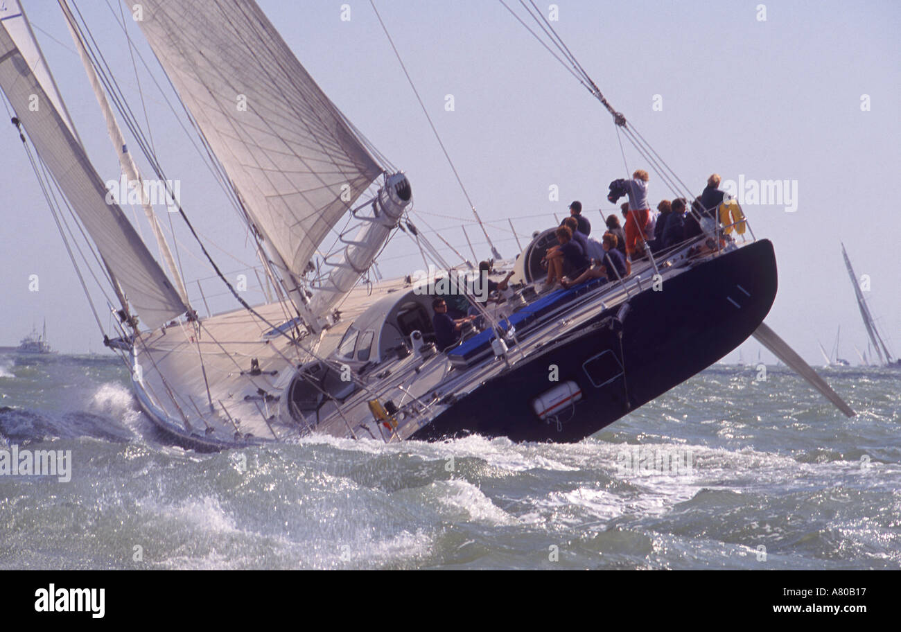 Uno yacht racing per il sopravvento nel Solent vicino a Cowes Isola di Wight in Inghilterra La Gran Bretagna Foto Stock