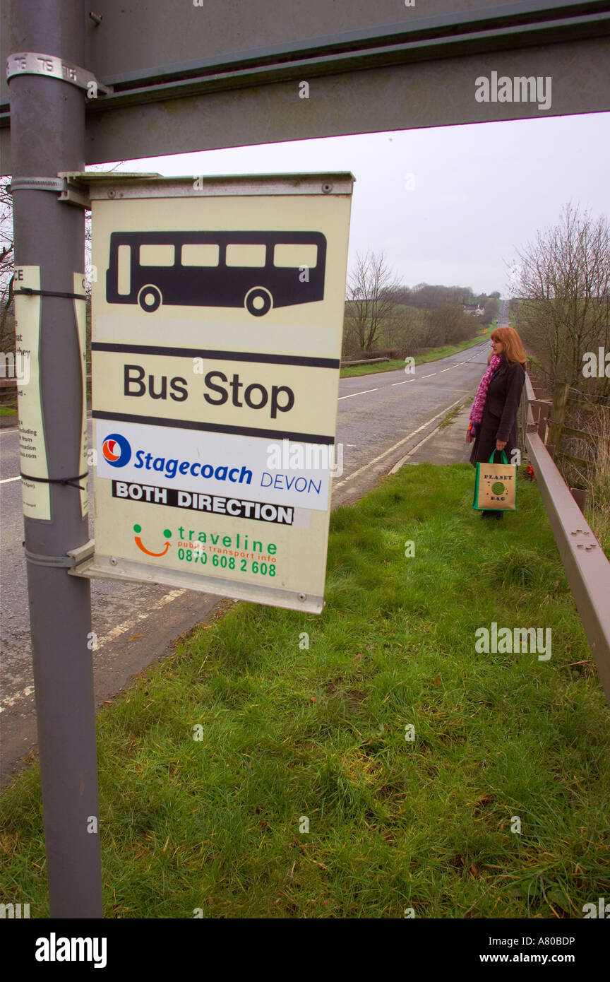 In attesa di un autobus nel quartiere Torridge del Devon. Foto Stock