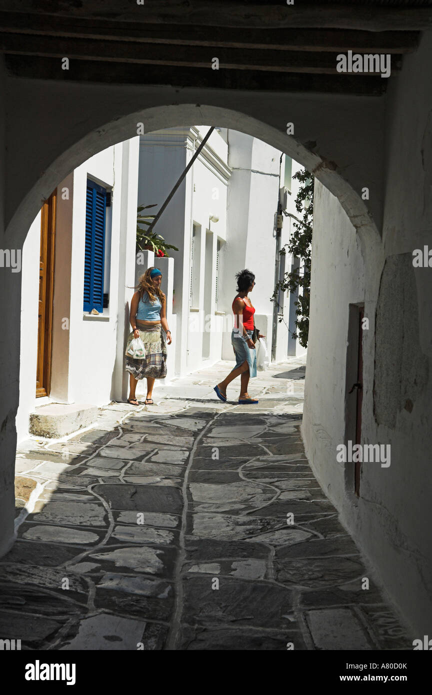 Piccola stradina nel villaggio di Lefkes isola di Paros Grecia Foto Stock