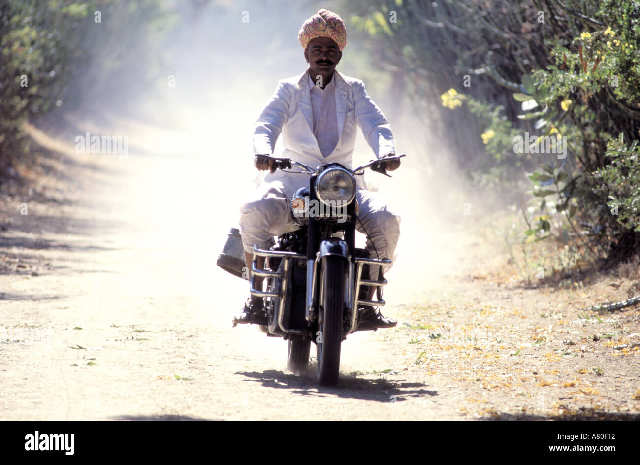 India Rajasthan, in sella ad una Royal Enfield moto Foto Stock