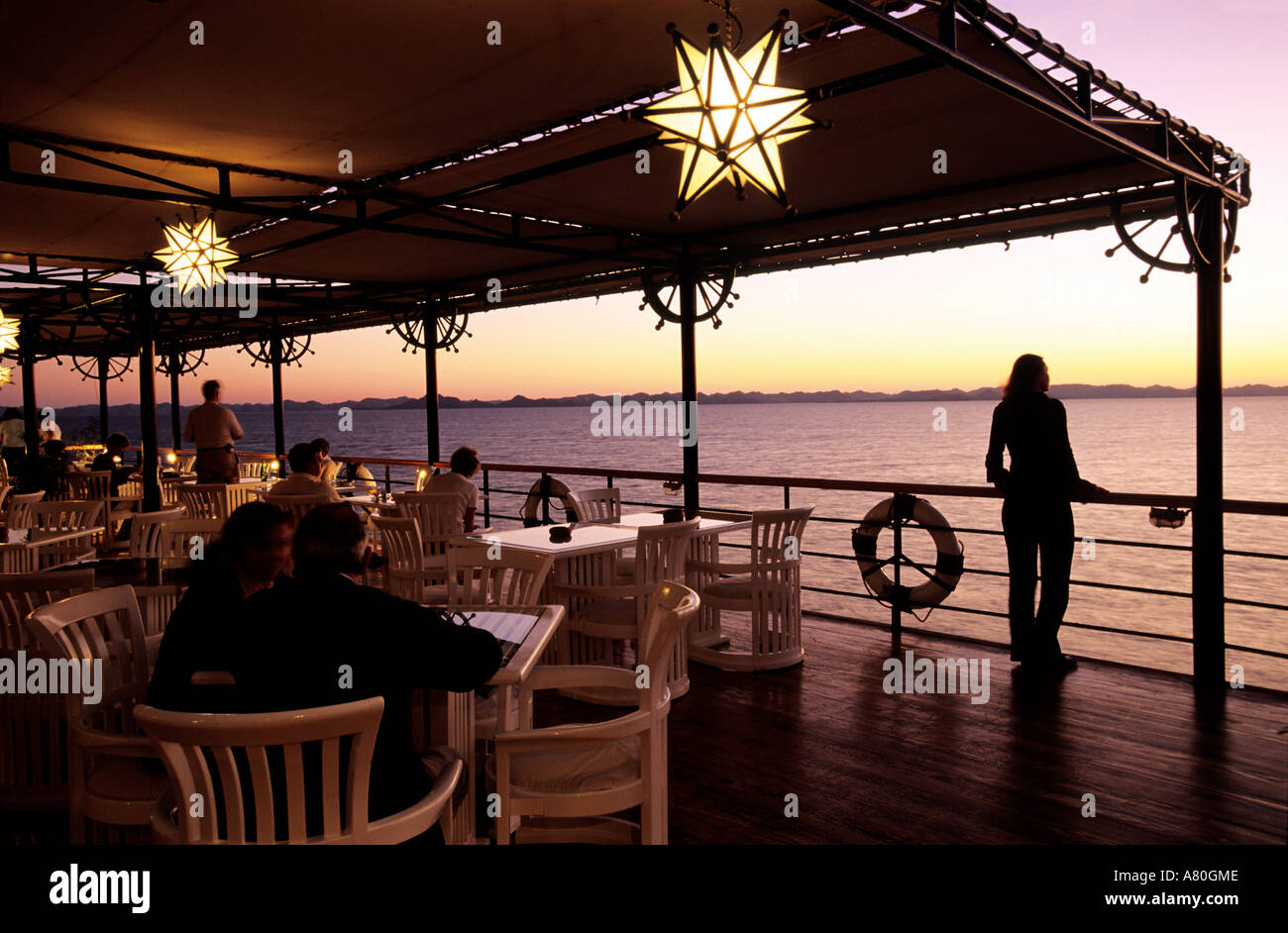 L'Egitto, la Nubia, lago Nasser, crociera sul Kasr Ibrim, ristorante sul ponte superiore Foto Stock