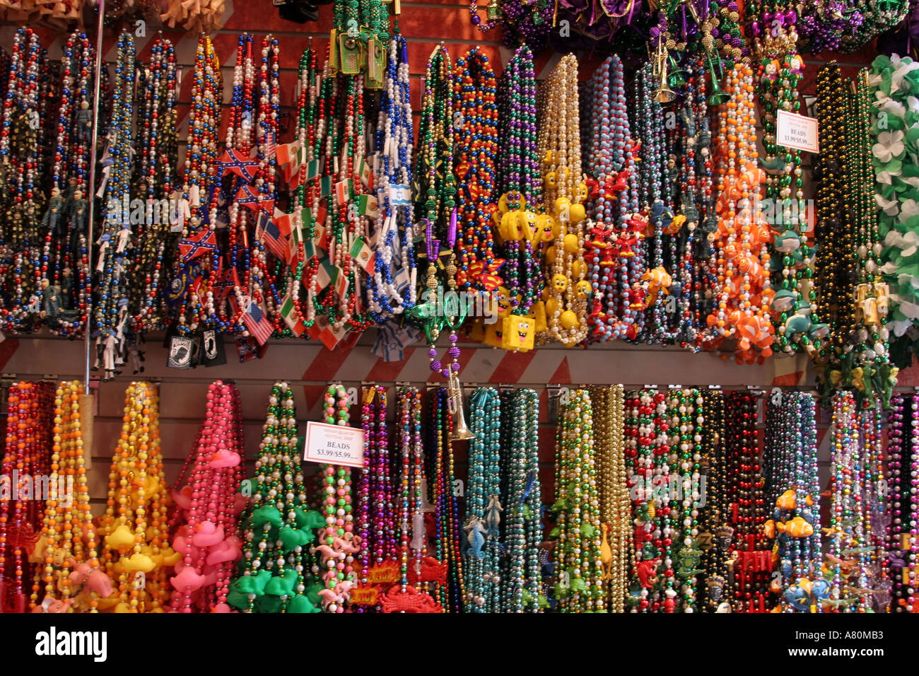 Perline in vendita in un Bourbon Street shop New Orleans in Louisiana Foto Stock