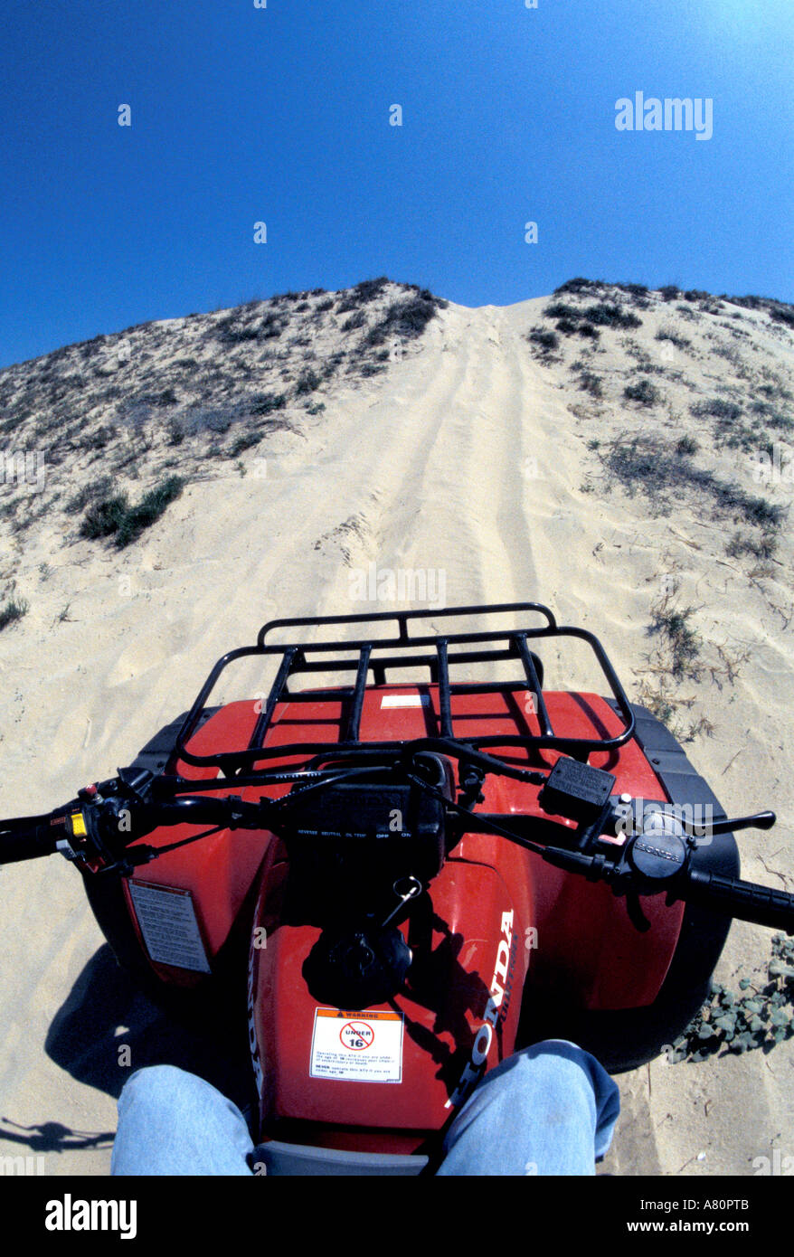 Dune buggy nel deserto salita ATV veicolo fuoristrada off road 4 a quattro ruote Foto Stock