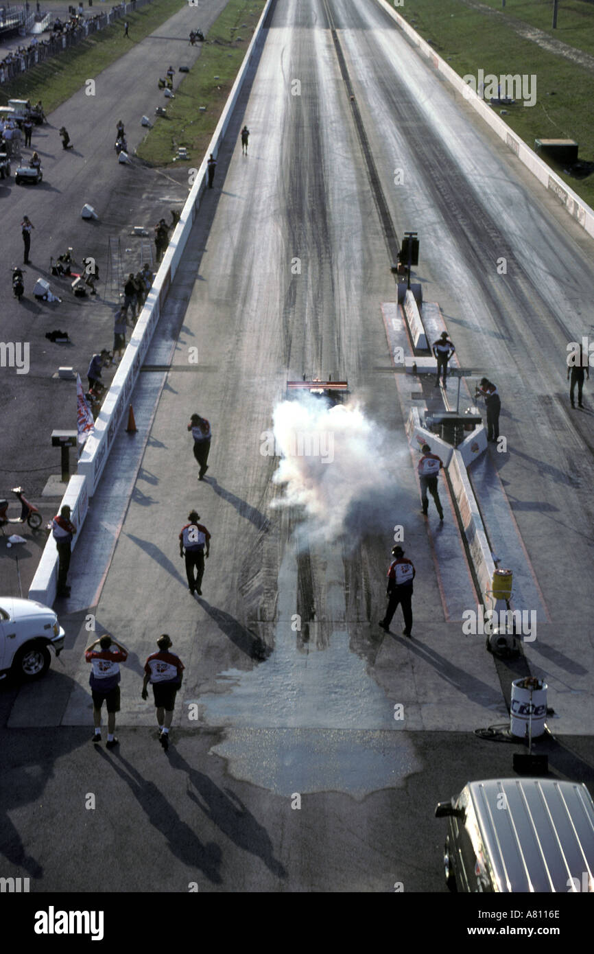 Top fuel dragster bruciatura per riscaldare i pneumatici posteriori prima di una gara Foto Stock