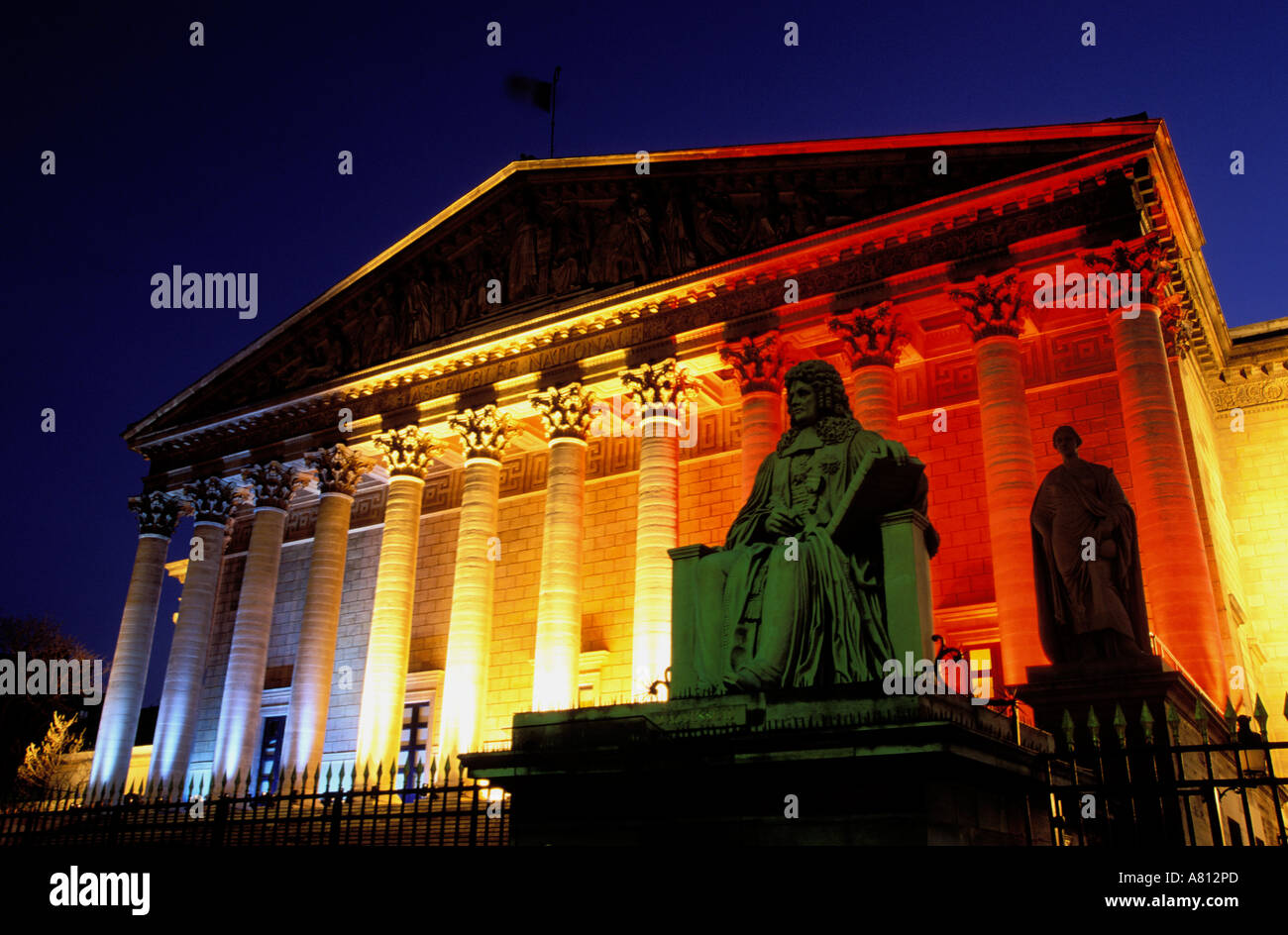 Francia, Parigi, Assemblea nazionale con la Francia colori blu, bianco, rosso Foto Stock