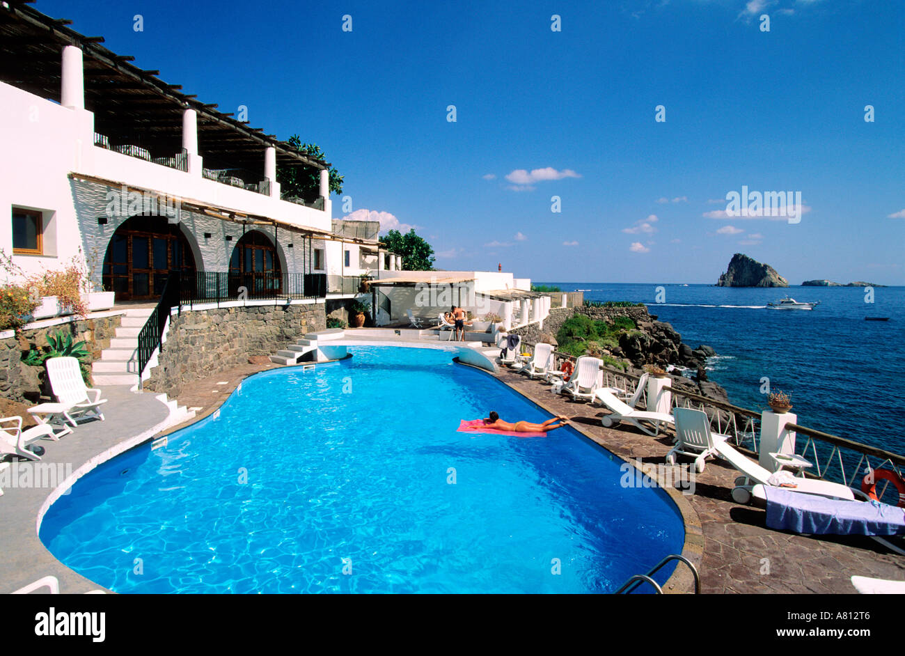 L'Italia, Sicilia e Isole Eolie o Lipari, Panarea, piscina di La Raya Hotel  Foto stock - Alamy