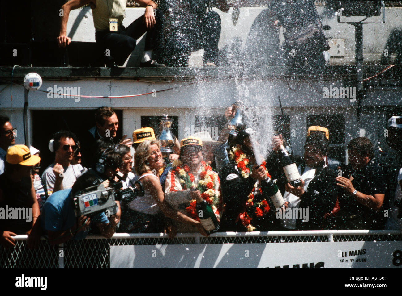 Klaus Ludwig e Henri Pescarolo celebrare la vittoria a Le Mans 24 ore di corsa del motore 1984 Foto Stock