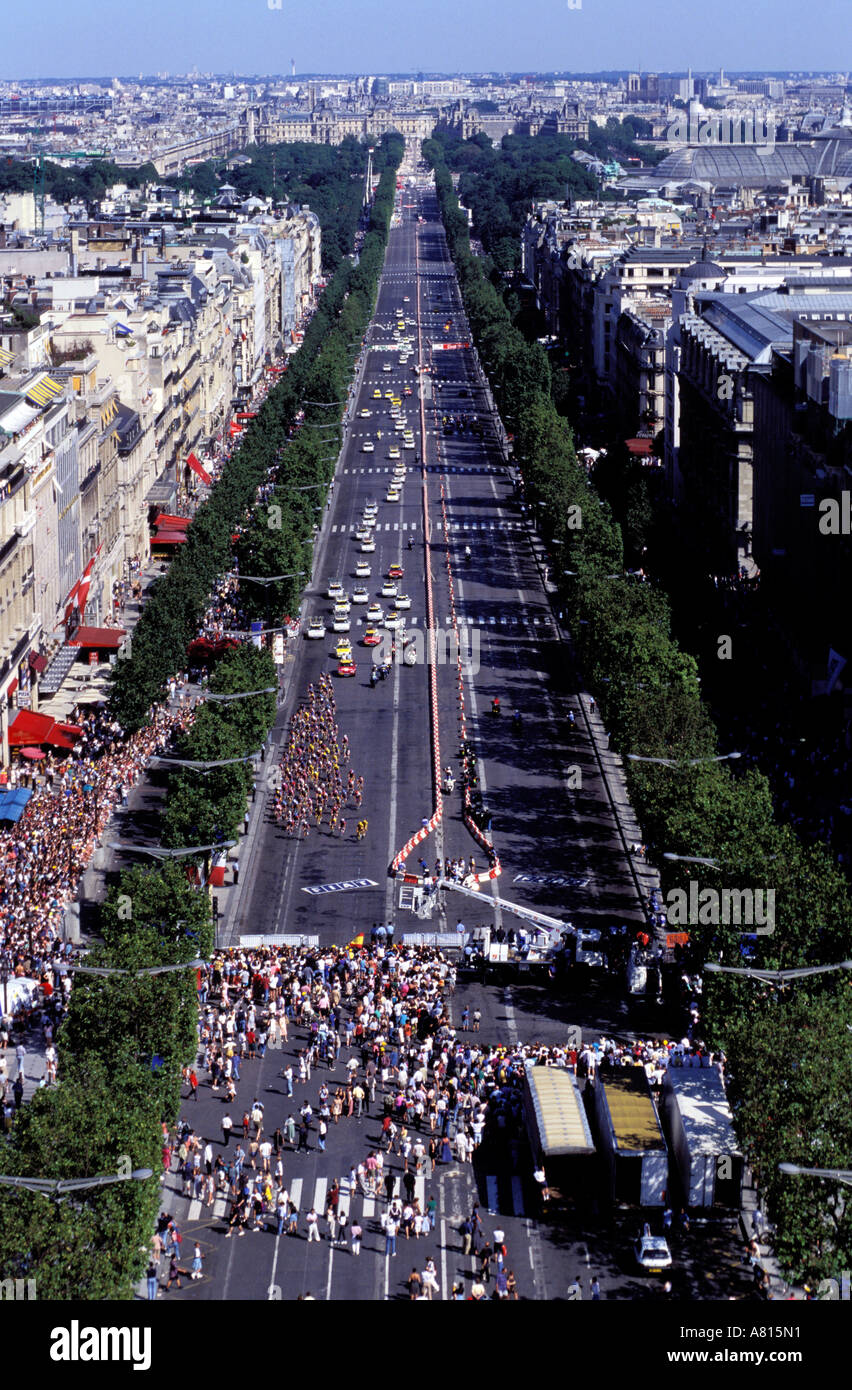 Francia, Parigi, Arrivo del Tour de France sugli Champs Elysees come visto dalla cima del Arc de Triomphe Foto Stock