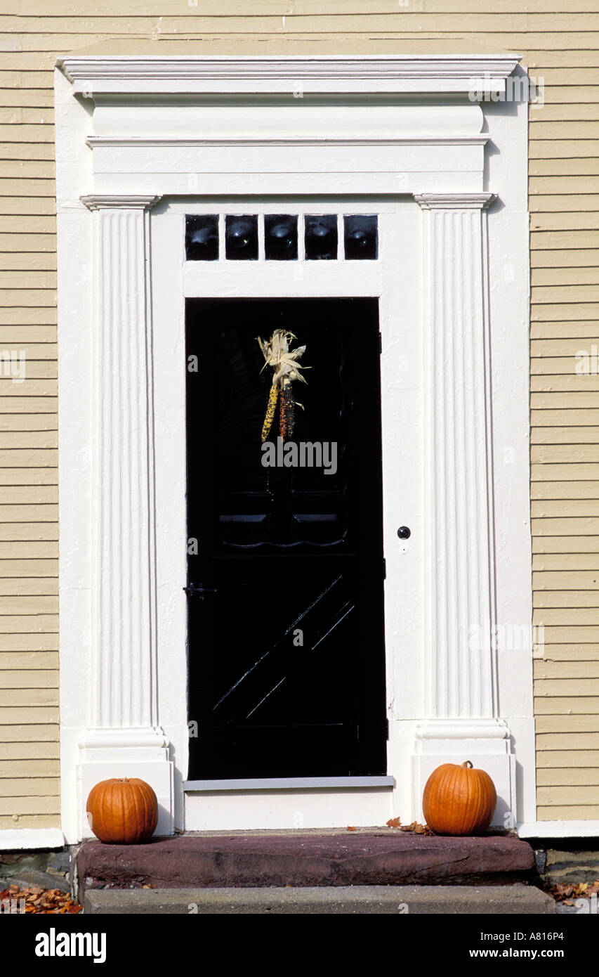 Stati Uniti, Massachusetts, Mohawk Trail, Deerfield villaggio storico, porta decorata per Halloween Foto Stock