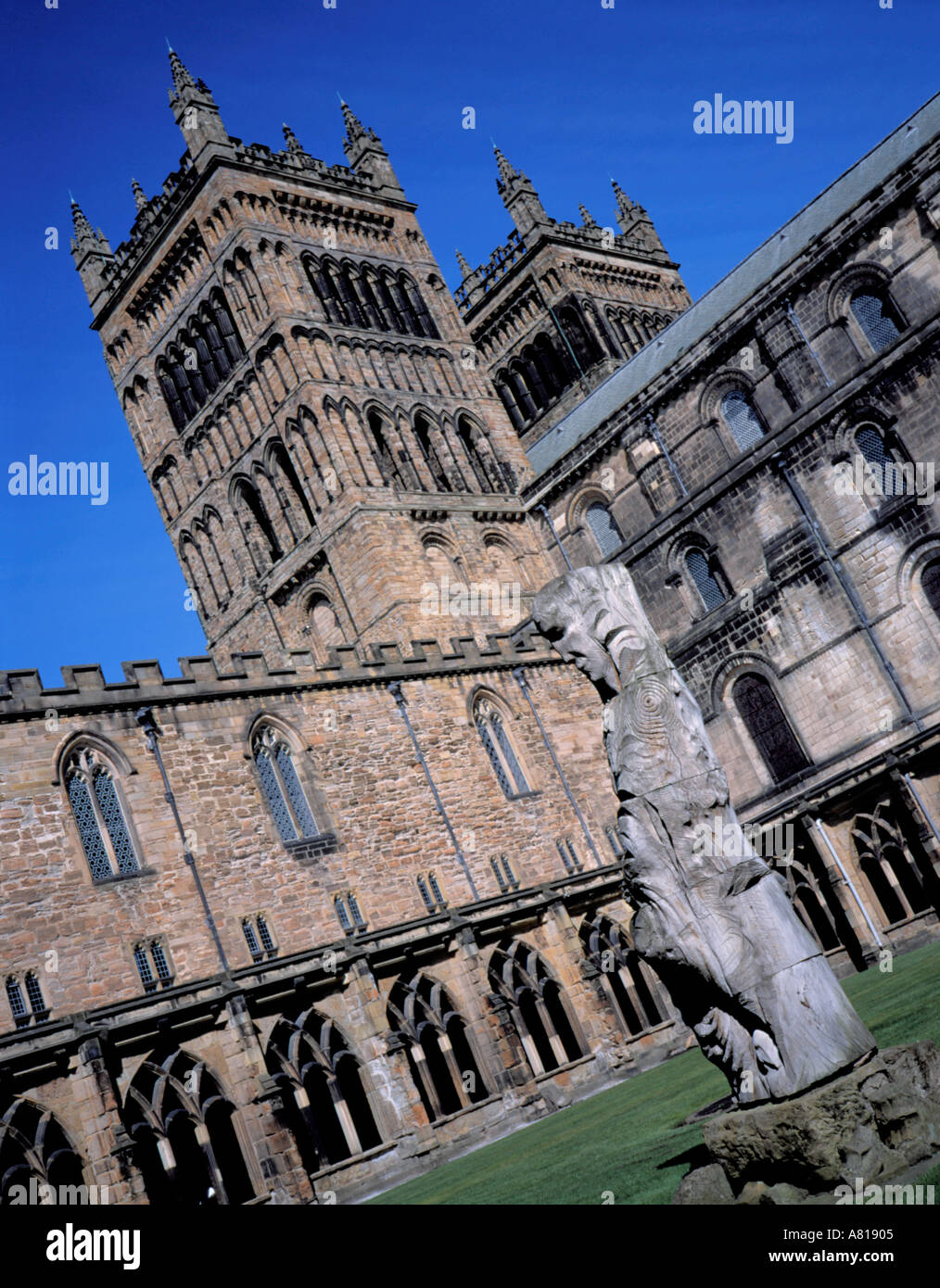Olmo intagliato statua di St Cuthbert e le torri gemelle di Durham Cathedral Durham City, Durham, Inghilterra, Regno Unito. Foto Stock