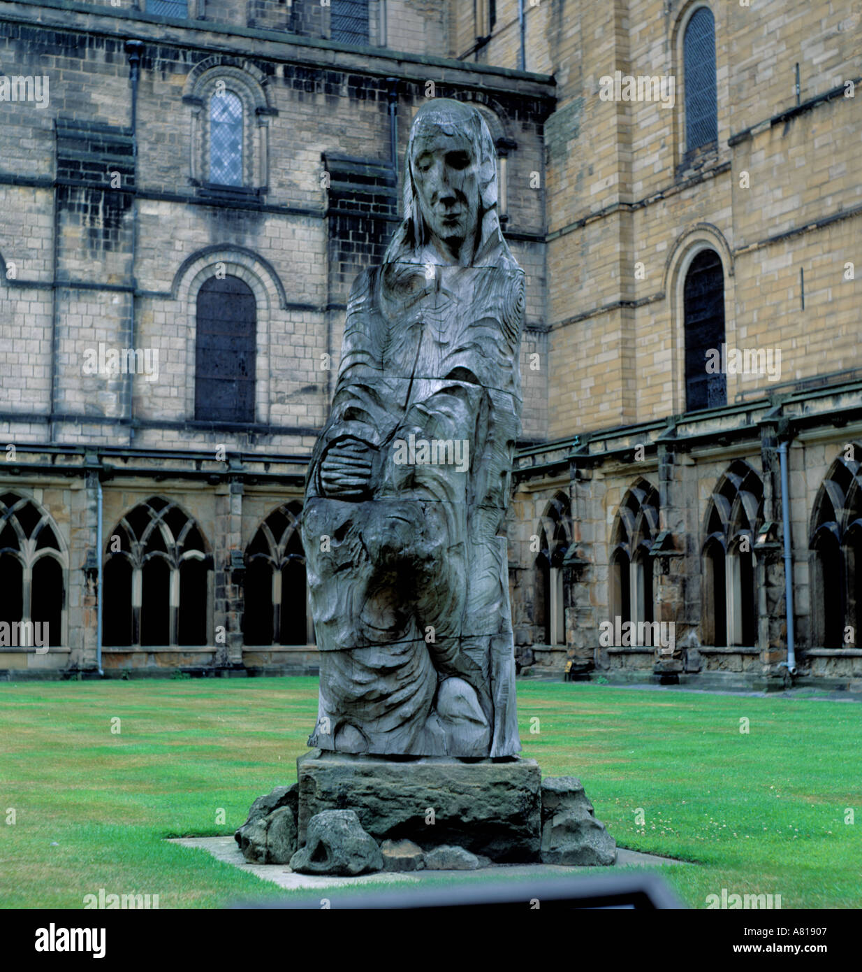 Olmo intagliato statua di St Cuthbert, Durham Cathedral Durham City, Durham, Inghilterra, Regno Unito. Foto Stock