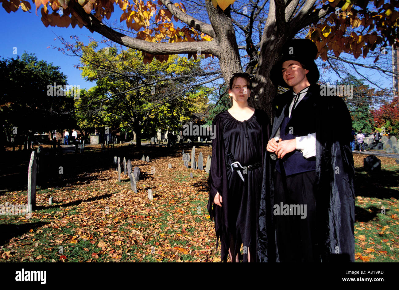 Stati Uniti, Massachusetts, Salem durante il periodo di Halloween, vecchio punto di seppellimento cimitero, un paio di vampiri Foto Stock