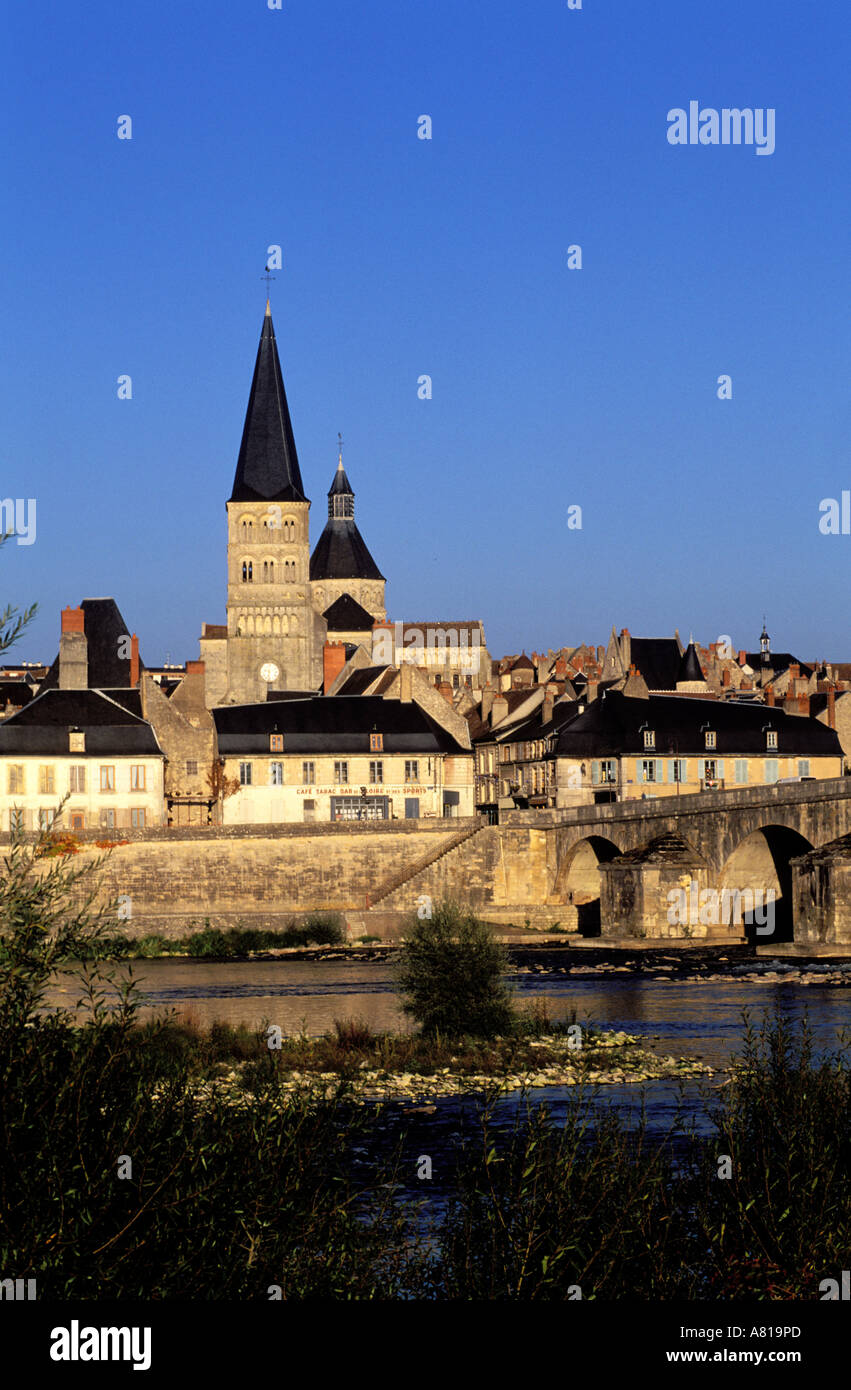 Francia, Nièvre, La Charite sur Loire, la città e il suo ponte vecchio come si vede dal Fiume Loira banche Foto Stock