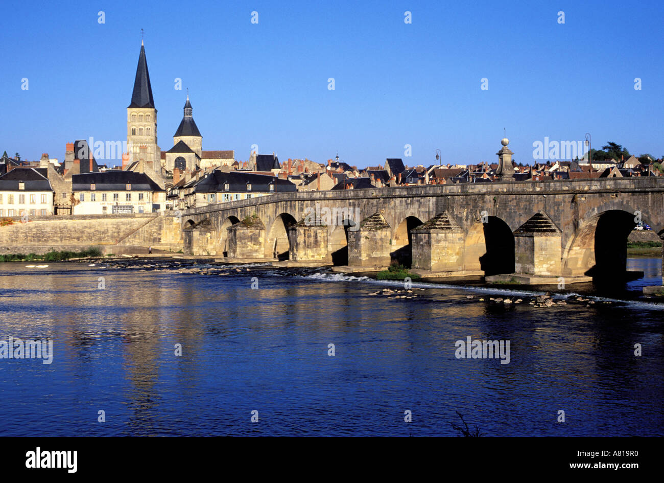 Francia, Nièvre, La Charite sur Loire, la città e il suo ponte vecchio come si vede dal Fiume Loira banche Foto Stock