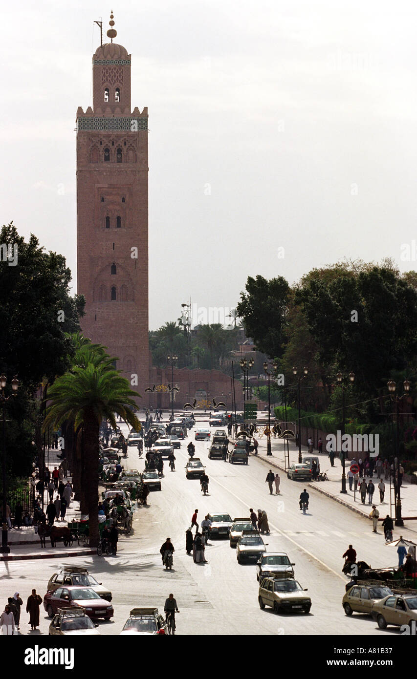 Vista della Moschea di Koutoubia da Djemaa El Fna a Marrakech in Marocco in Nord Africa Foto Stock
