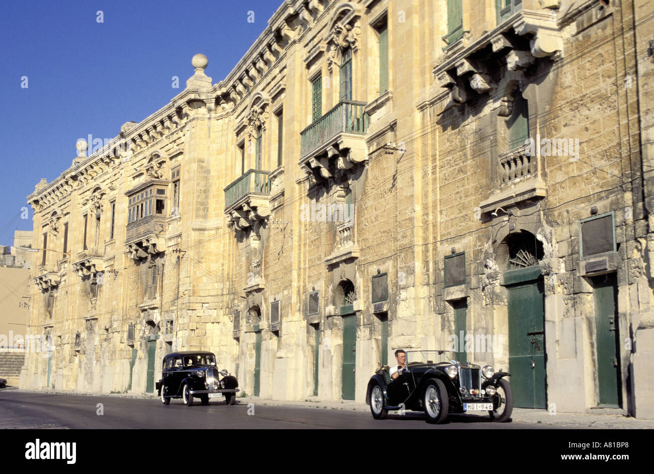 Malta, La Valletta, remparts, vecchie auto, Vauxhall DX 1934 e MG TC 1946 Foto Stock