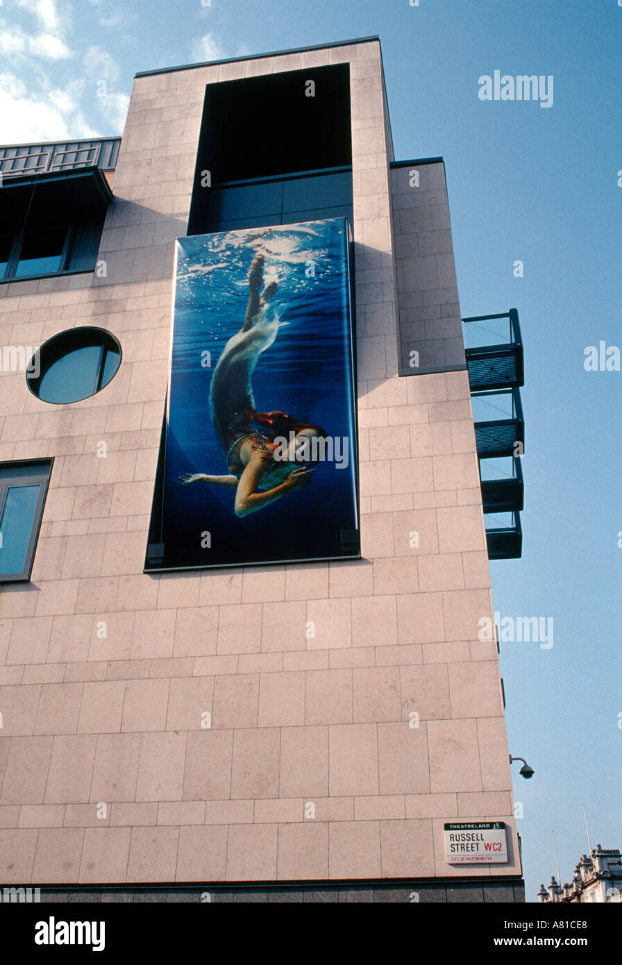 Grandi poster raffigurante un ballerino come una sirena sul lato della Royal Opera House Covent Garden di Londra Inghilterra Foto Stock