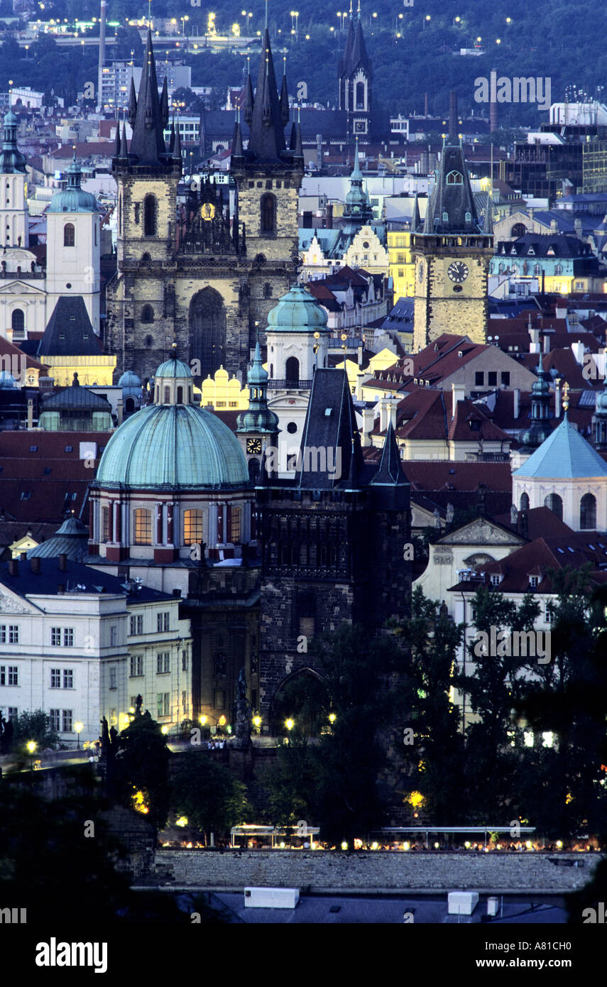 Repubblica Ceca, Praga, il Ponte Carlo e la Città Vecchia (Staré Mesto) visto da di Petrin Hill Foto Stock