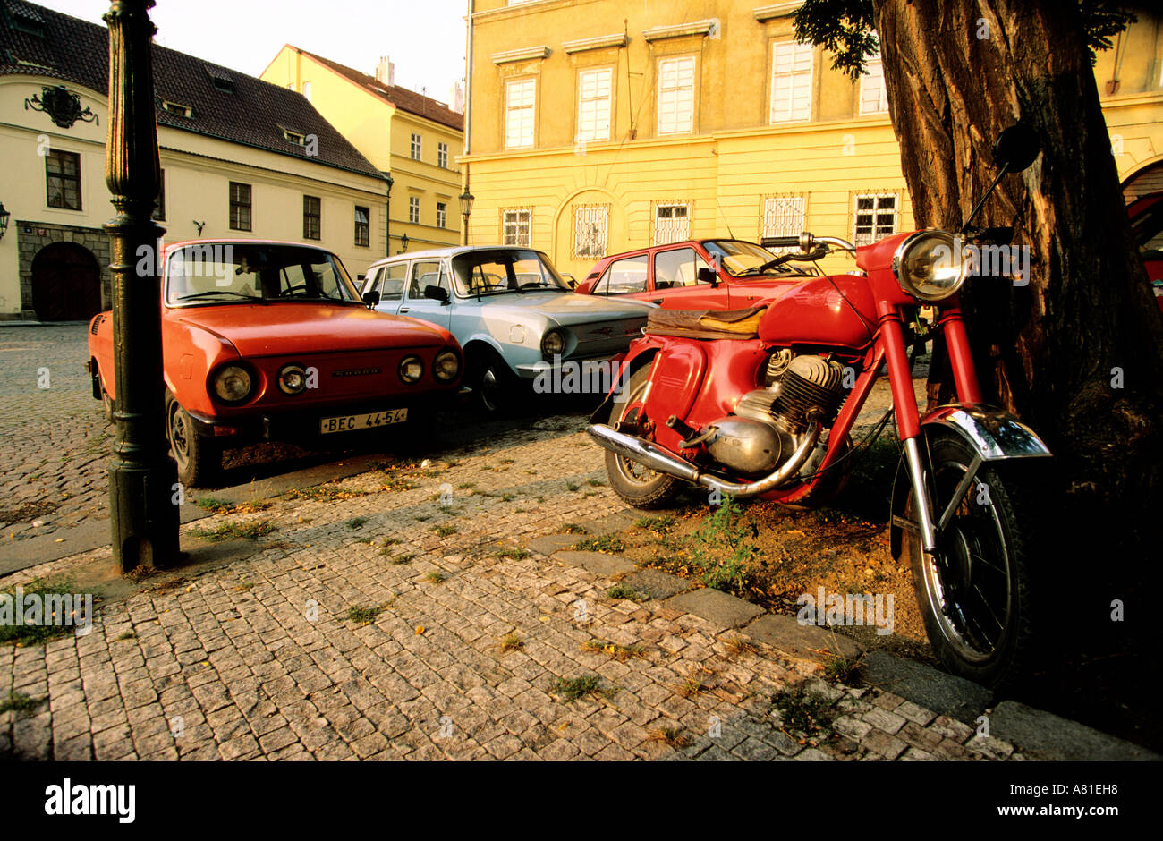 Repubblica Ceca, Praga, Hradcany distretto, le vecchie autovetture e la vecchia moto del tempo comunista Foto Stock