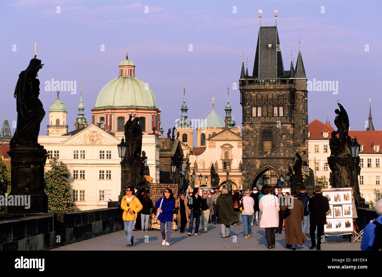 Repubblica Ceca, Praga, il Ponte Carlo e la città vecchia torri Foto Stock