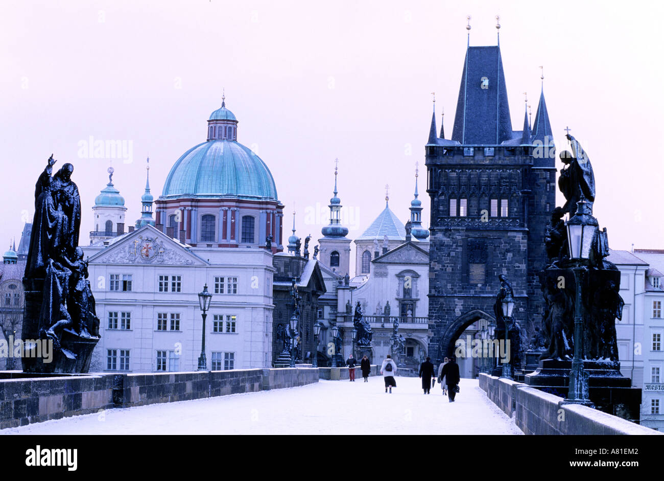 Repubblica Ceca, Praga, il Ponte Carlo e la vecchia torre di città in inverno Foto Stock