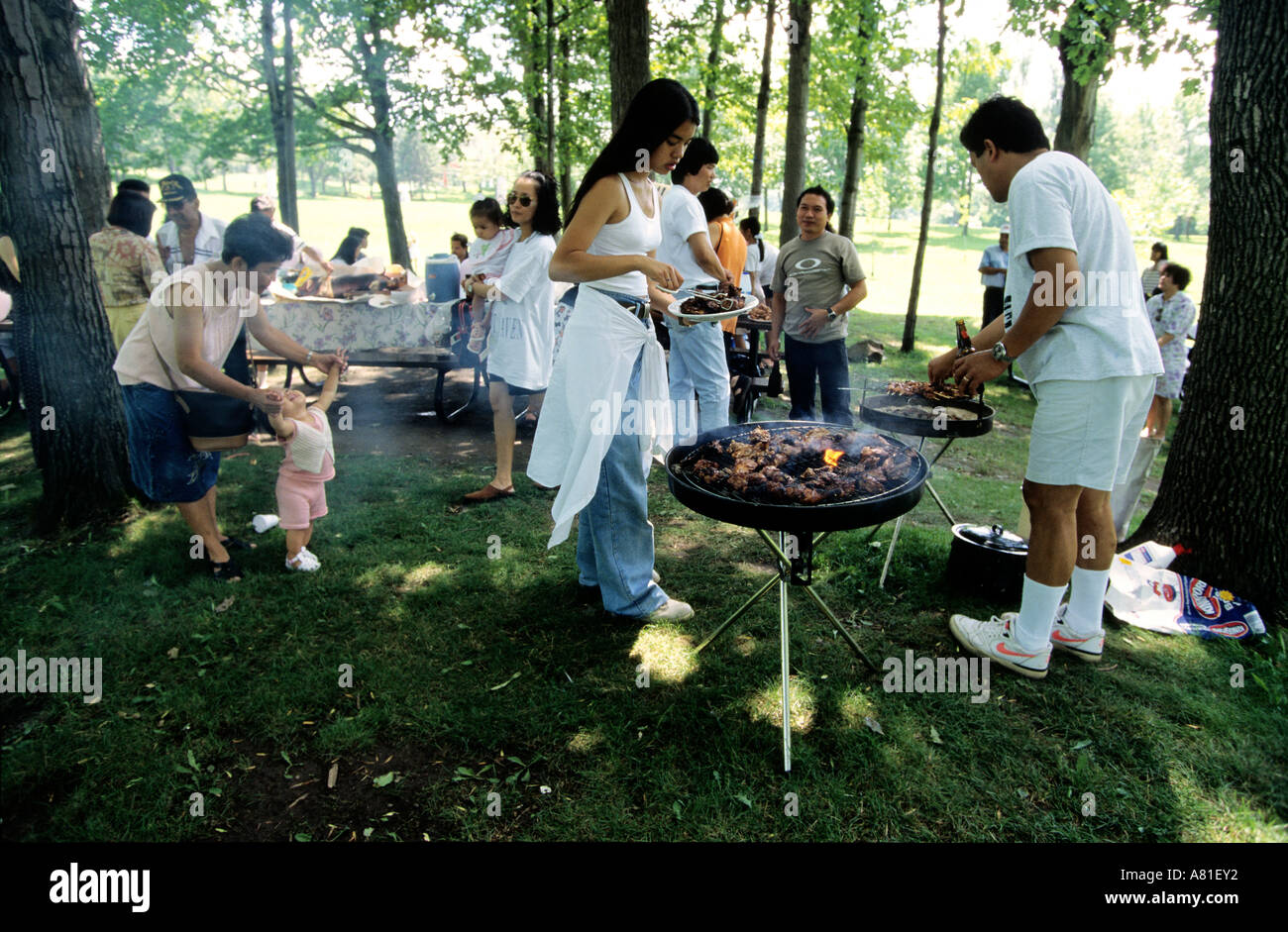 Canada Quebec, Montreal, barbecue presso il Mount Royal per una famiglia di immigrati di origine filippina Foto Stock