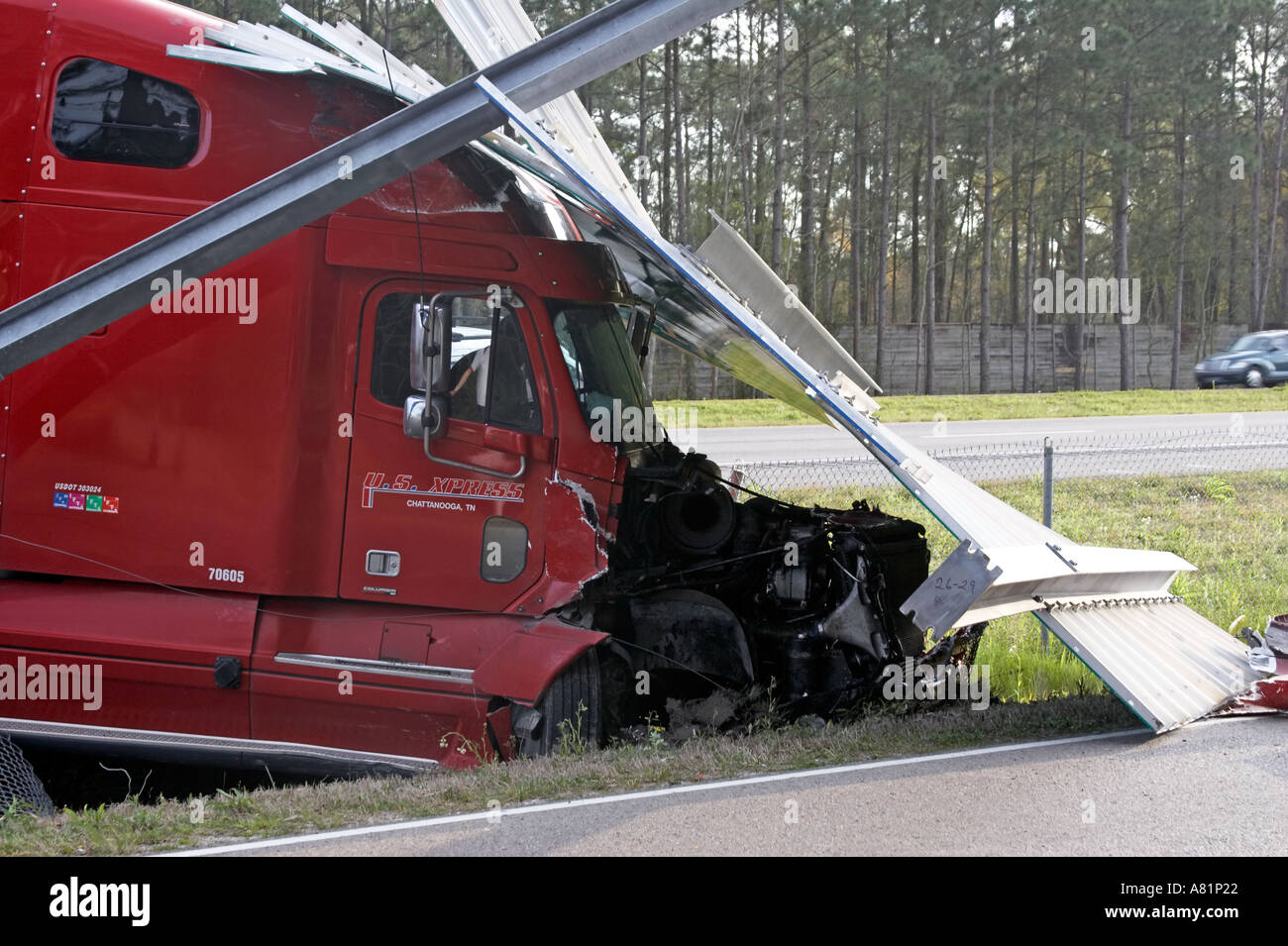 Vano motore di un trattore si è schiantato attrezzatura di rimorchio Foto Stock