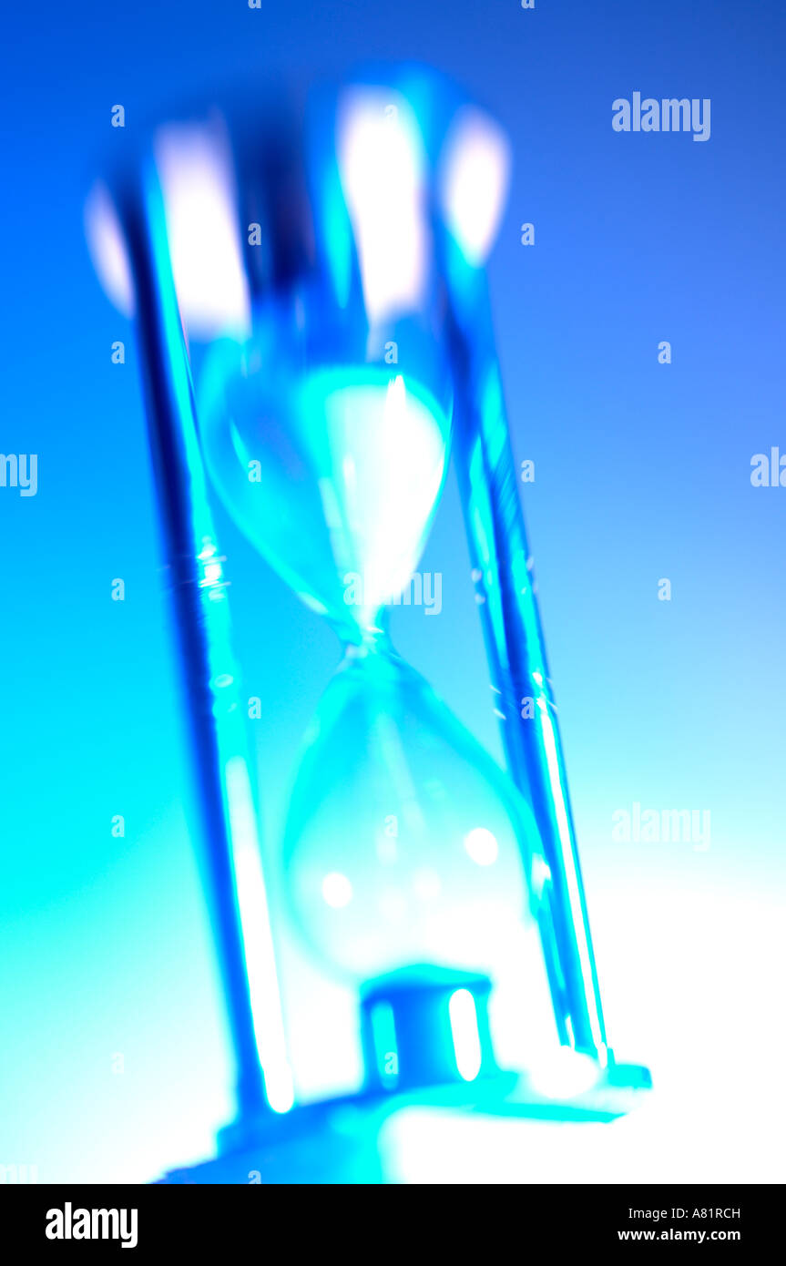 Timer di sabbia/uovo timer con sfondo blu Foto Stock