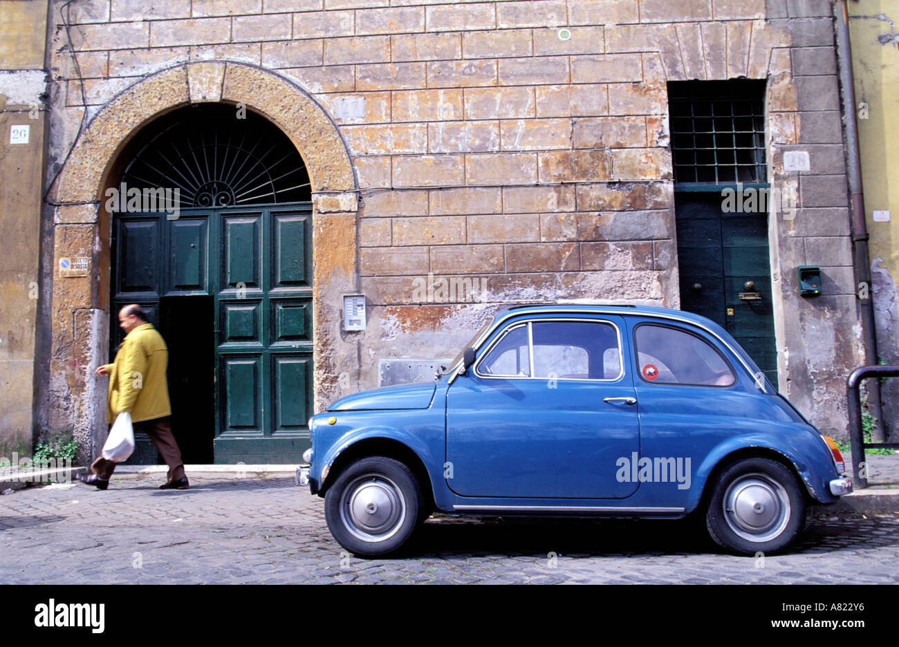 Italia Lazio Roma, quartiere di Trastevere, una Fiat 500 auto Foto Stock
