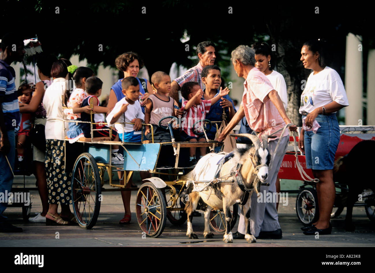Cuba Santiago de Cuba, corsa in carrello sulla piazza di marzo Foto Stock