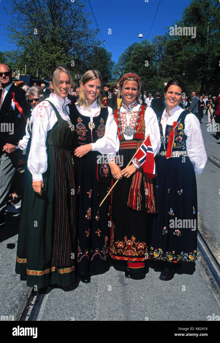 Ragazze in costume nazionale norvegese, Giornata Nazionale, Oslo, Norvegia Foto Stock