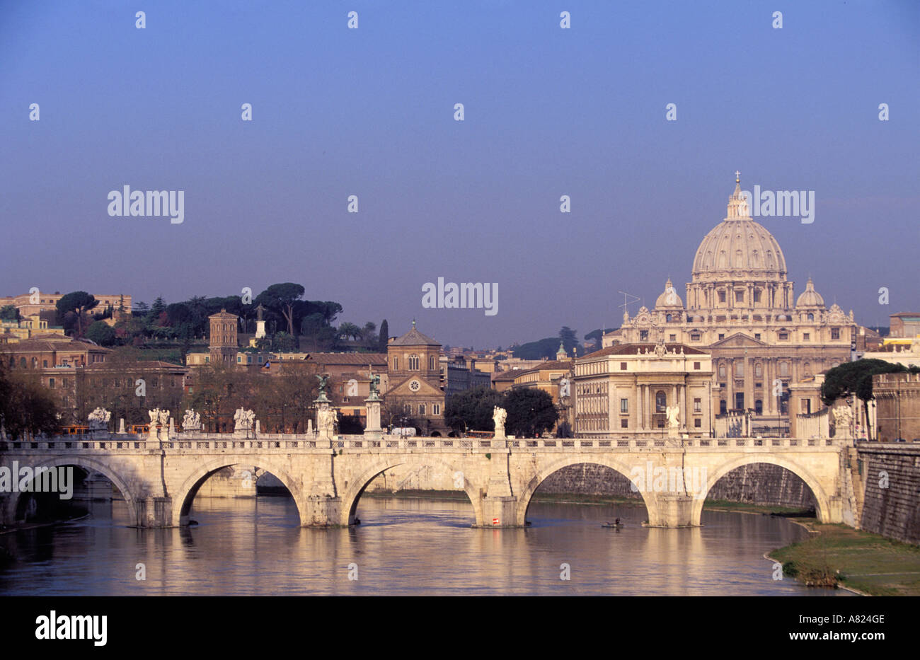 Italia Lazio Roma Vaticano, San Pietro di Roma e San Angelo ponte sul Tevere Foto Stock