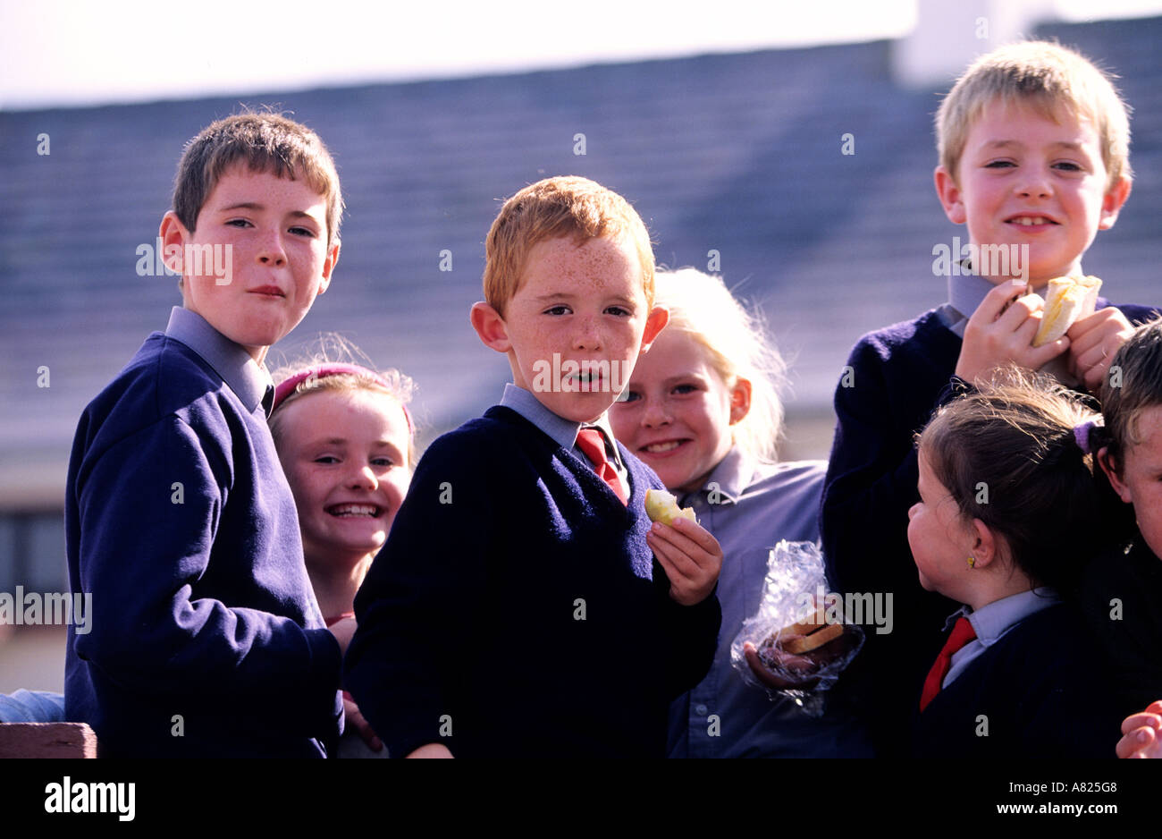 L'Irlanda, nella contea di Donegal, bambini che indossano le loro uniformi scolastiche Foto Stock