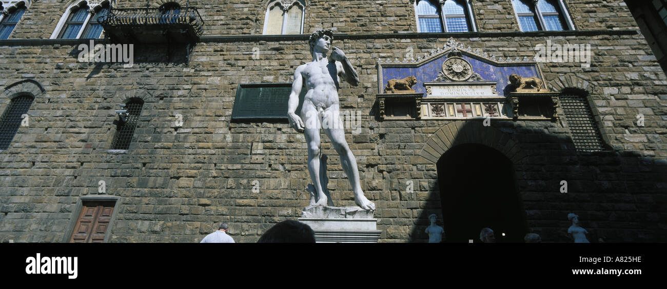 L'Italia, Toscana, Firenze, Piazza della Signoria, la statua di Davide di Michelangelo di fronte al Palazzo Vecchio Foto Stock