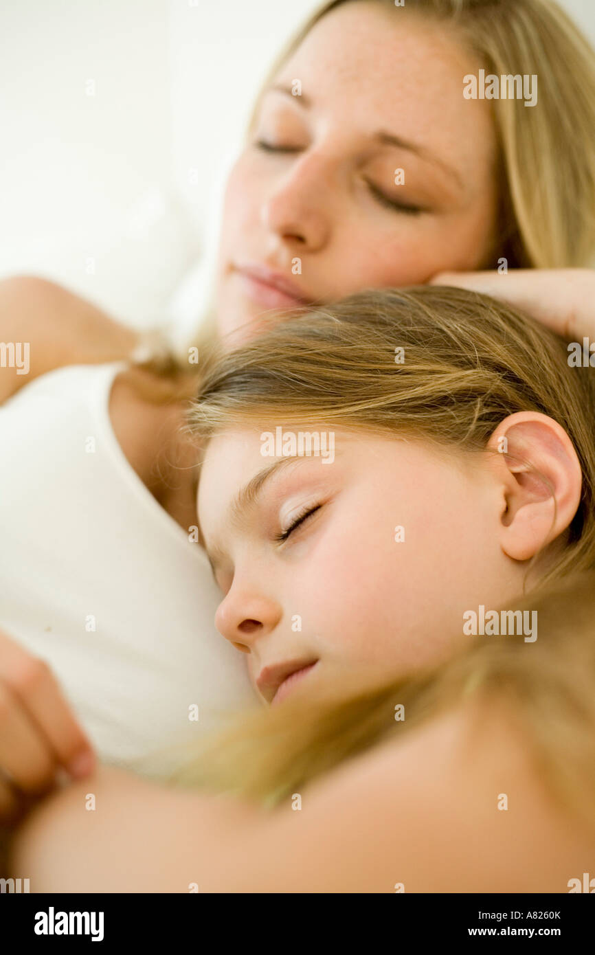 Una madre e figlia dormire Foto Stock